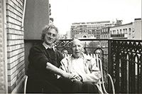 Michel Seuphor en Ronald  Ergo op het terras aan de Avenue Zola
