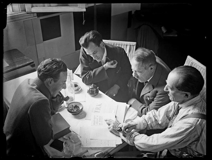 Mondrian thuis aan het werk met Michel Seuphor, Juozas Tysliava and
en Louis Saalborn, Parijs 1926. Foto André Kertesz