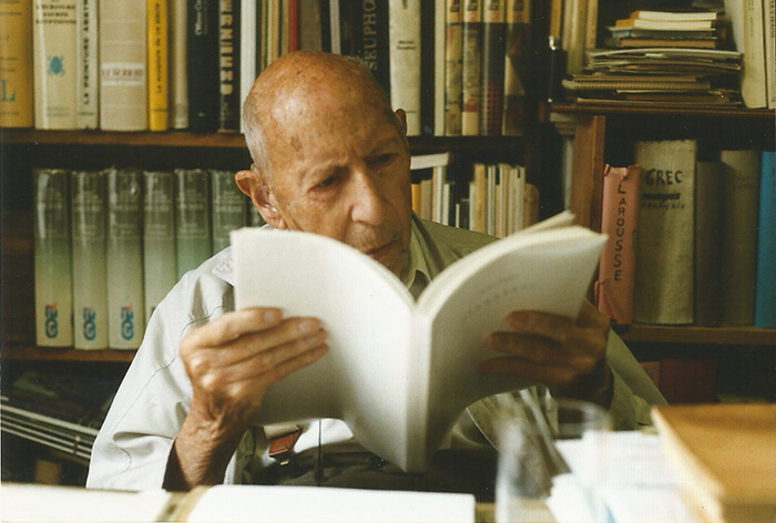 Michel Seuphor ontvangt het eerste exemplaar van Terrasses, zijn laatste boek, 3 oktober 1998