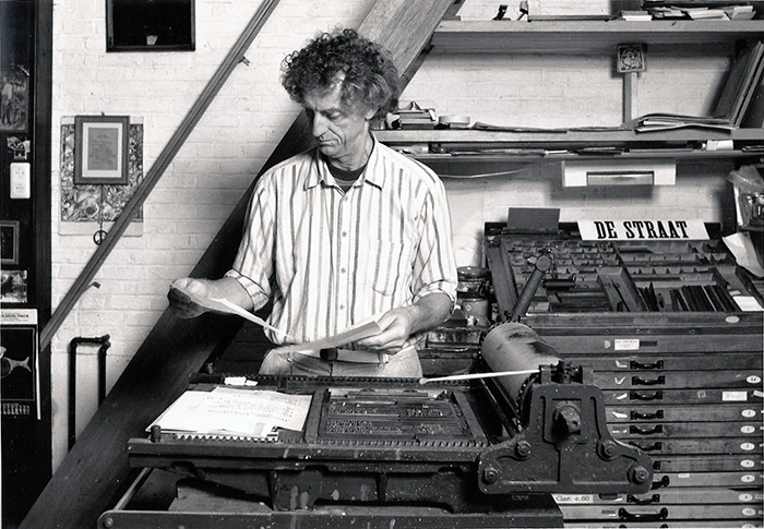 Ronald Ergo met zijn kleine handper, bij de uitgave De straat, met gedichten en houtsneden van Wannes Van de Velde

